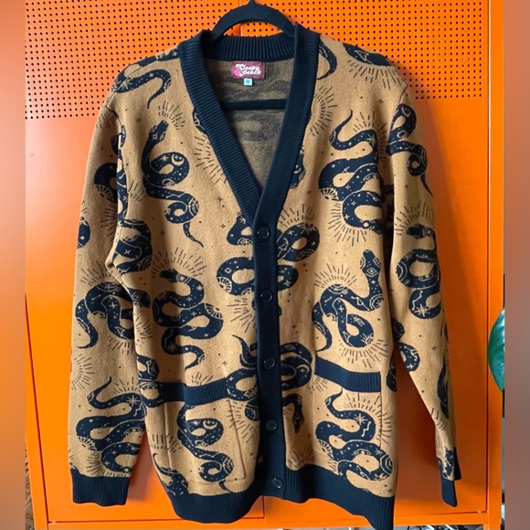 Sleepy Peach Cardigan in Esoteric Snake print - Picture 3 of 4